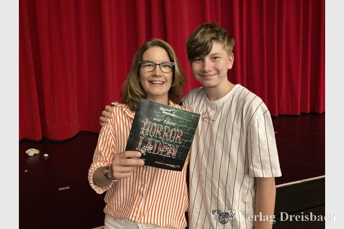 Hattersheims Erste Stadträtin Heike Seibert und ihr Sohn David amüsierten sich köstlich bei der Premiere des Musicals.