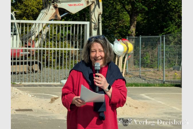 Schulleiterin Annette Richter-Bolderheij hieß alle Gäste zur Zeremonie herzlich willkommen.