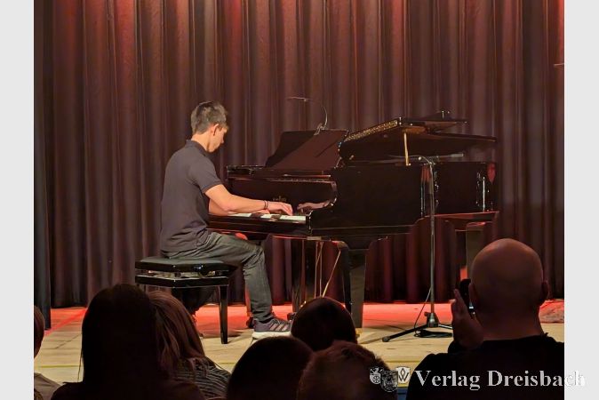 David Schneider entführte das Publikum mit „Merry Go Round“ von Joe Hisaishi in die zauberhafte Filmmusikwelt von Studio Ghibli.