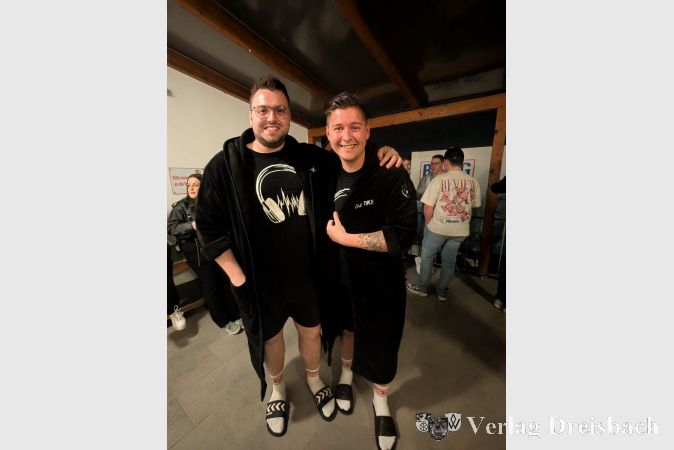 Party im Bademantel: Das DJ-Duo „DJ Tike“ sorgte in Bademantel und Badeschlappen zum Abschluss für Beats und beste Stimmung.