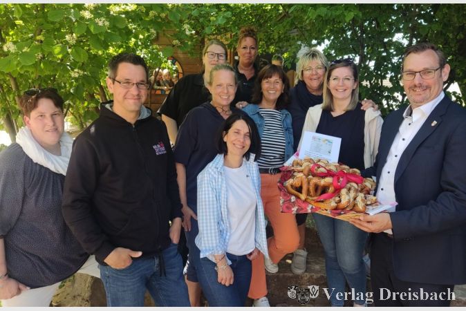 Auch das Team der Kita Vogelnest erhielt einen Korb mit Laugengebäck.