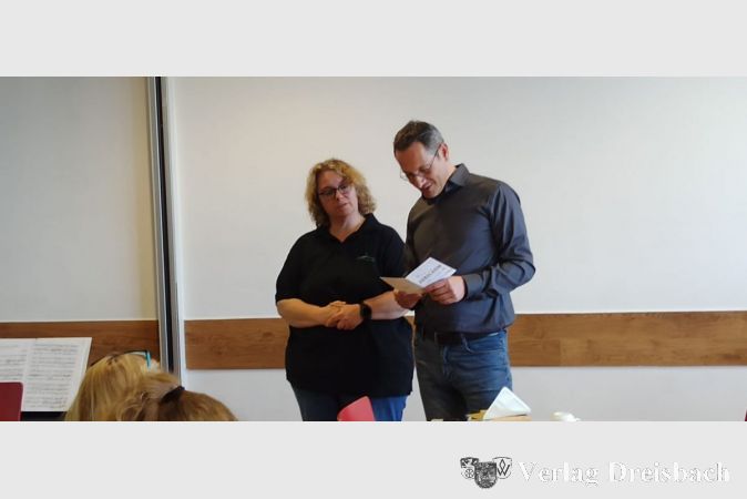 Konstantin Karklisiyski erhielt als Dank für 15 Jahre Chorarbeit von Alexandra Gutberlet einen Gutschein überreicht. Die Sängerinnen des Chors hatten hierfür gesammelt.
