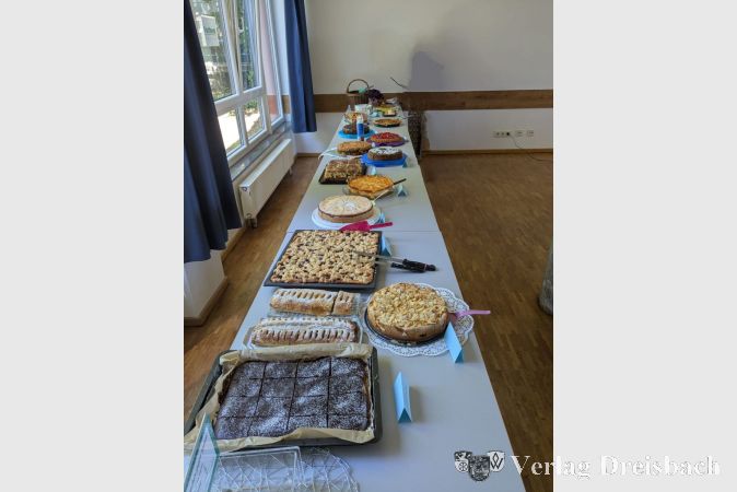 Das üppige Kuchenbüfett, gebacken von den Chorsängerinnen.