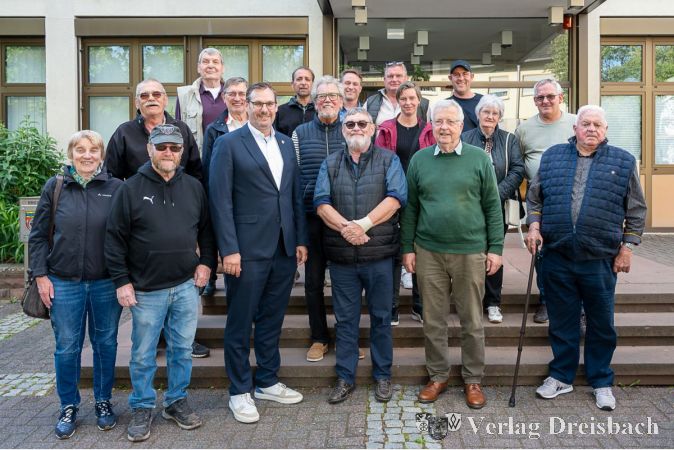 Freundschaftliches Treffen vor dem Rat- und Bürgerhaus
