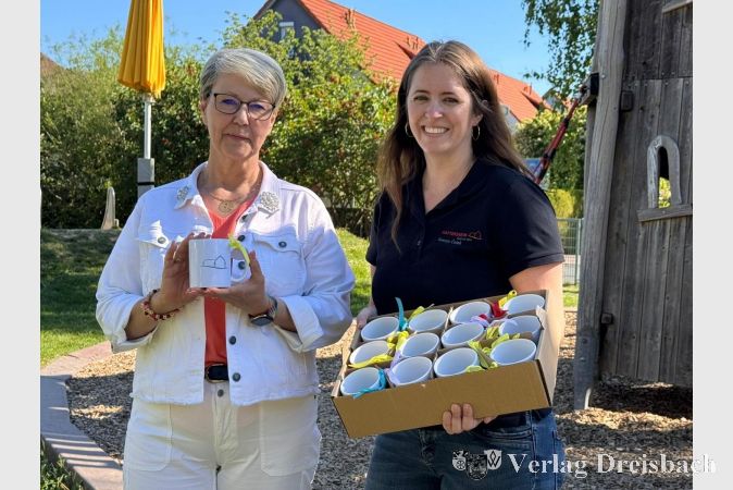 Svenja Colak, Leiterin des Referats für Kinderbetreuung und Familien (rechts), dankte den hiesigen Fachkräften.
