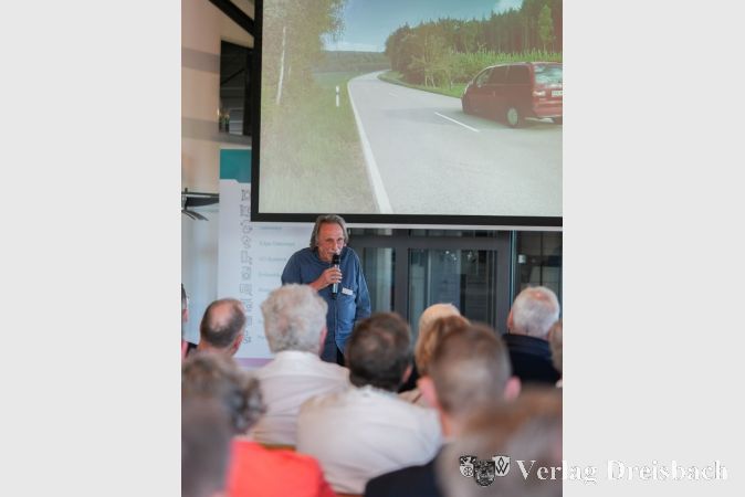 Unternehmensgründer Hans-Jürgen Hilscher nahm das Publikum mit auf eine Reise in die Vergangenheit der Hilscher Gesellschaft für Systemautomation mbH.