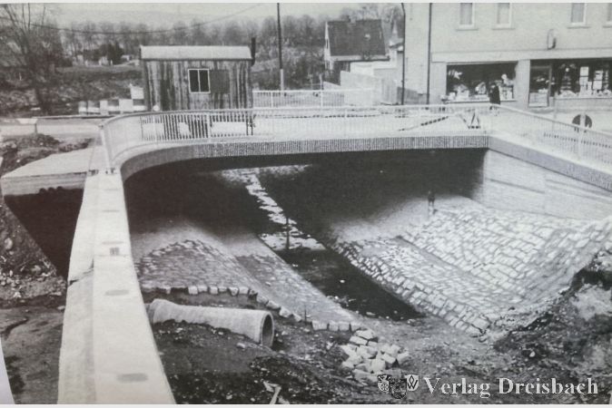 Foto von 1970. Bau der Brücke an der Frankfurter Straße und des neuen, begradigten Flussbettes für den Schwarzbach.