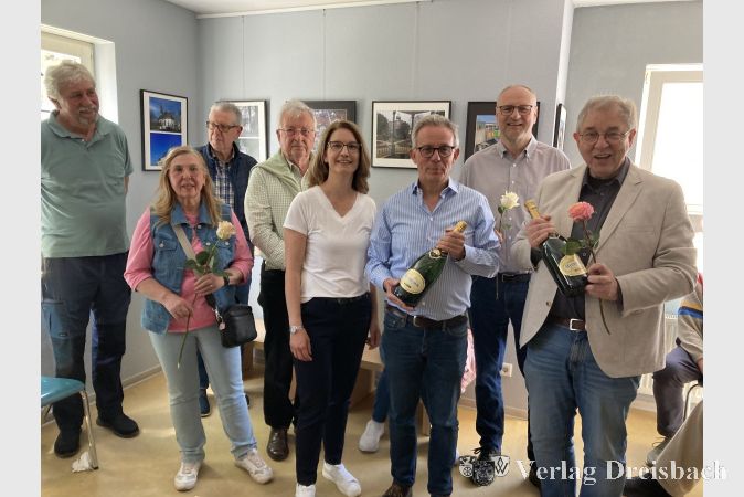 Vernissage zur Ausstellung „Zwischen Main und Taunus“. Bernd Reimann, Dr. Detlef Krause, Klaus Störch, Heike Seibert und Gerhard Mantel (von rechts) im Kreis der Fotografinnen, Fotografen und Besucher.