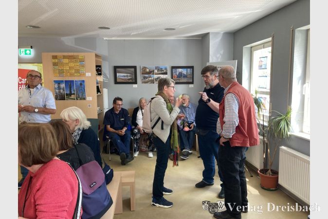 Intensive Gespräche bei der Ausstellung des Foto- und Filmclubs Kriftel im Haus Sankt Martin.