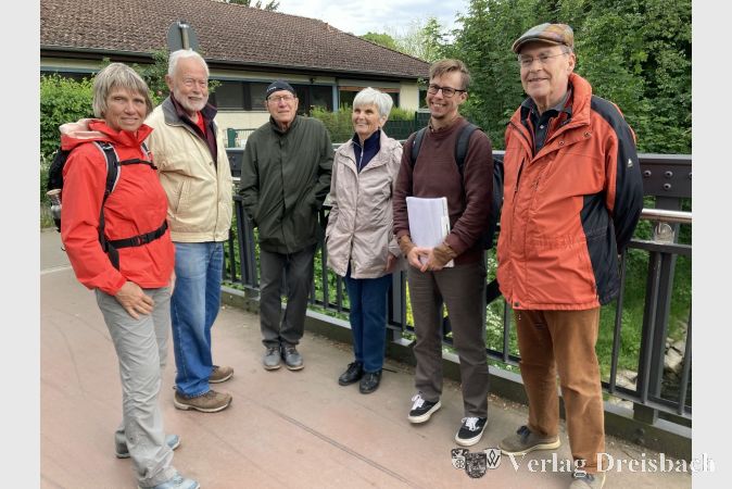 Die Teilnehmer genossen den Abendspaziergang am Schwarzbach mit Benedict Heinrich (zweiter von rechts).