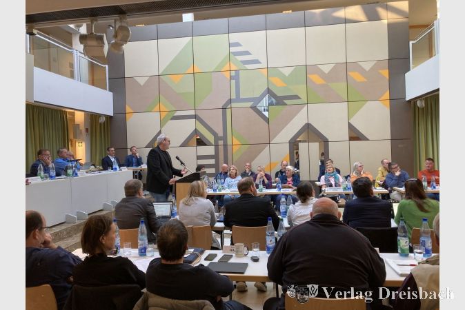 Andreas Blank vom Ingenieurbüro Blank erklärte der Gemeindevertretung das Vorgehen bei der Erstellung der Starkregengefahrenkarten.