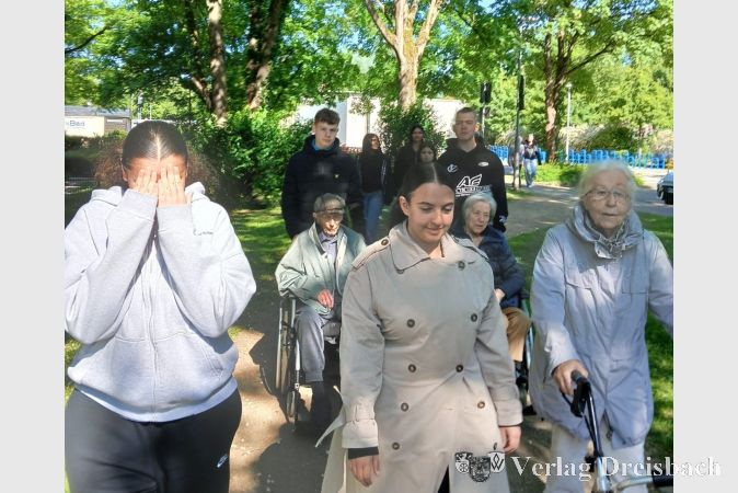 Schüler und Senioren aus dem Kursana Domizil waren beim jüngsten Treffen gemeinsam im Freizeitpark spazieren.