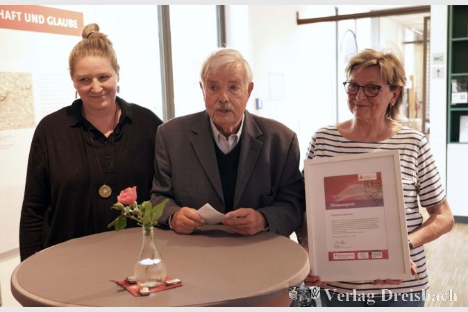 Vorstandsmitglieder nehmen den Museumspreis entgegen: Dr. Andrea Schneider (l.), Hans Franssen (m), Ulrike Milas-Quirin (r.).