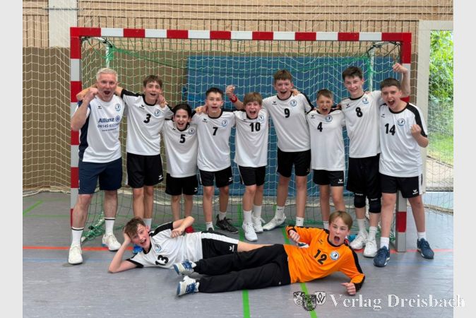 Die neu formierte C-Jugend der HSG Hochheim/Wicker freut sich über die Qualifikation für die Bezirksoberliga. Hinten v. l. Coach Steffen Wollbeck, Felix Hentze, Ümit Korkmaz, Jasper Hinkelmann, Jona Zimmer, Amar Subasic, Enno Fritz, Anton Poths, Filip Spiric; vorne v. l. Mattheo Kmiecik, Nils Graafen.