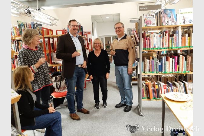 Eva-Maria Momma (Mitte) leitet seit August 2023 die Krifteler Gemeindebücherei.