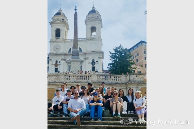 Die Lateinschülerinnen und -schüler auf der Spanischen Treppe.