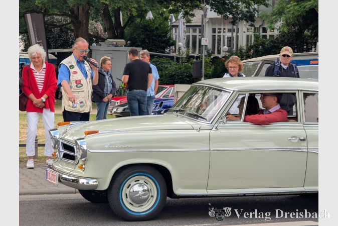 Moderator Bernd Schulz begrüßte einen Borgward-Fahrer.