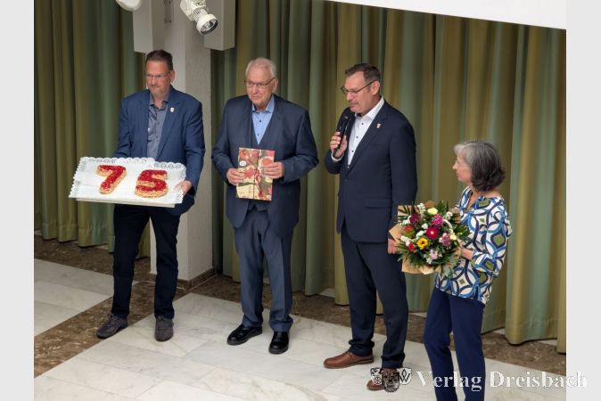 Eine Erdbeertorte in Form seiner Geburtstagszahl, gebacken vom "Bäcker im Ruhestand" Markus Kilb. V.l.n.r.: Alexander Feist (Vorsitzender der Gemeindevertretung), Bodo Knopf, Bürgermeister Christian Seitz und Petra Knopf.