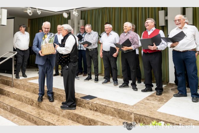 Auch vom Männerchor des Liederkranzes nahm Bodo Knopf gerne ein Ständchen und Glückwünsche entgegen.