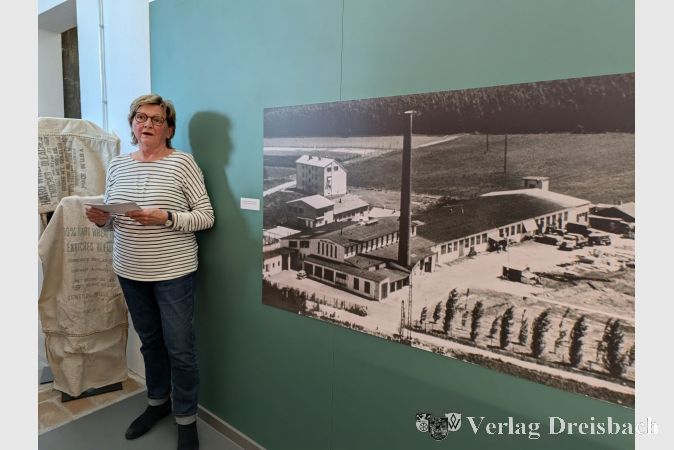 Ulrike Milas-Quirin bei der Führung am 8. Mai. Links von ihr die Säcke, in denen nach dem Krieg Getreidelieferungen aus den USA kamen.