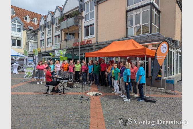 Auftritt der Chorgemeinschaft Hattersheim auf dem Marktplatz.