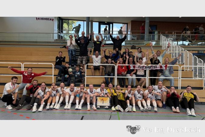 Die weibliche B-Jugend jubelt und hofft auf den Einzug in die Regionalliga.