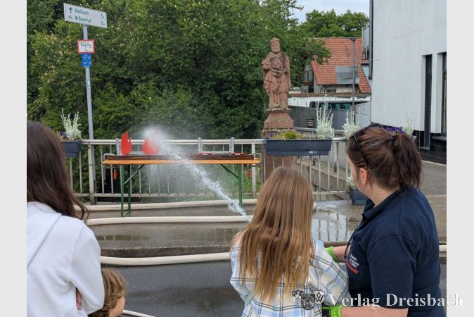 Feuerwehr zum Anfassen: Neben der Fahrzeugschau gab es auch viele Attraktionen und Mitmachgelegenheiten für Gäste aller Altersklassen, hier bei der Freiwilligen Feuerwehr.