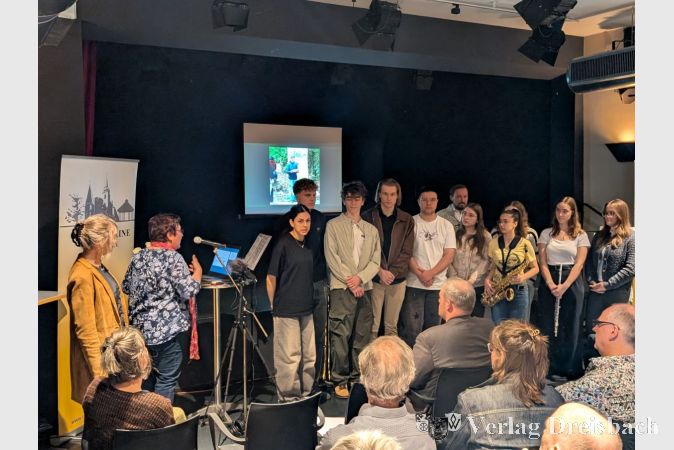 Martina Eckert, Vorsitzende des Vereins Stolpersteine Flörsheim (2.v.l.), dankte allen Beteiligten, insbesondere den Schülerinnen und Schülern, und hob die Bedeutung ihres Engagements hervor, um die Erinnerung an diese Ereignisse wachzuhalten.