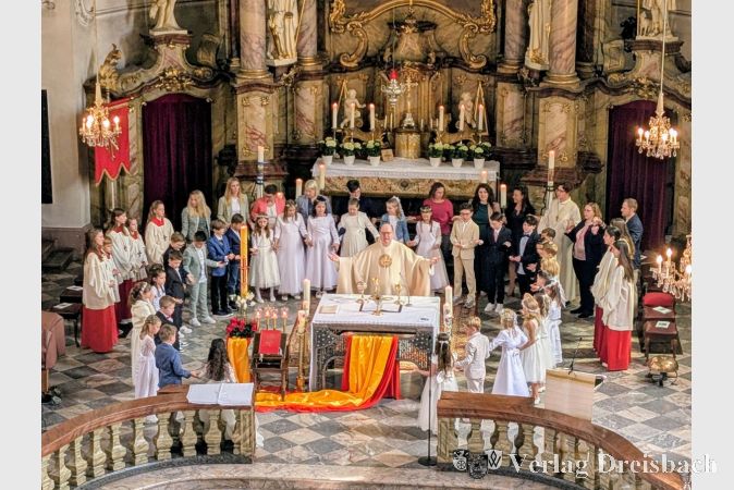 Pfarrer Friedhelm Meudt feierte den Erstkommuniongottesdienst gemeinsam mit den Kindern – in Anwesenheit zahlreicher Familien und Gemeindemitglieder.