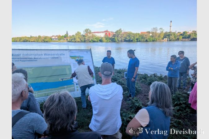 Rund 40 Teilnehmerinnen und Teilnehmer informierten sich beim Spaziergang über die geplante Renaturierung.