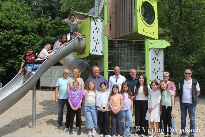 Zum Gruppenfoto versammelten sich neben den Mädchen und Jungen des Eddersheimer Kinderparlamentes, hintere Reihe, zweite von links: die Beauftragte der Stadt für Kinderparlamente Myriam Jung, daneben Bürgermeister Klaus Schindling, fünfter von links: Stadtverordnetenvorsteher Georg Reuter und seine Stellvertreterin Melanie Jürgens-Schumacher sowie drei Herren der Firma Proludic.
