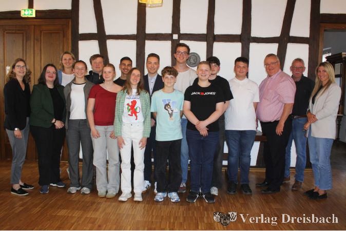Nach der Jugendparlamentssitzung stellten sich die amtierenden Parlamentarier zum Gruppenfoto zusammen mit (links) 1. Stadträtin Heike Seibert sowie die Beauftragten der Stadt: Anna Bode und Myriam Jung, und rechts: Bürgermeister Klaus Schindling, Stadtverordnetenvorsteher Georg Reuter und Schriftführerin Melani Radovic.