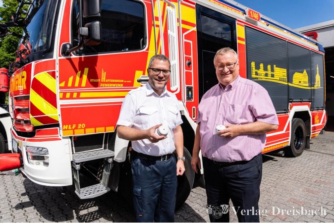 Stadtbrandinspektor David Tisold und Bürgermeister Klaus Schindling mit den neuen Rauchmeldern.