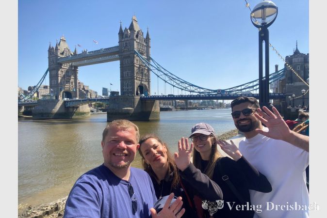 Lehrerinnen und Lehrer der WGS vor der Tower Bridge.