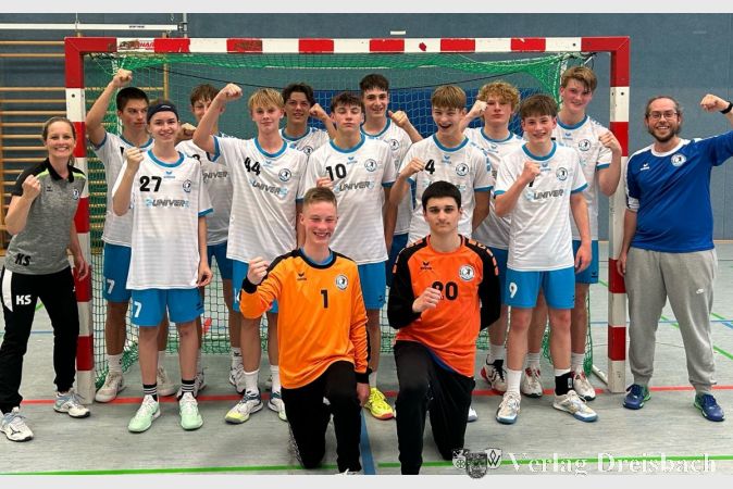 Die neu formierte B1-Jugend der HSG Hochheim/Wicker freut sich über die Qualifikation für die Bezirksoberliga. Hinten (v. l.) Owe Rehbein (1 Tor), Anton Endres (1), Lorenz Götten (5), Ben Worf (17), Sören Meyer, Malte Wittig (4); Mitte: Trainerin Katja Schwarzer, Luis Christ, Niclas Ediger (4), Lars Wollbeck (6), Max Evers (3), Timo Zapf (7), Trainer Florian Fuhrmann; vorne: Emilian Graafen, Stefan Spiric (im Tor).