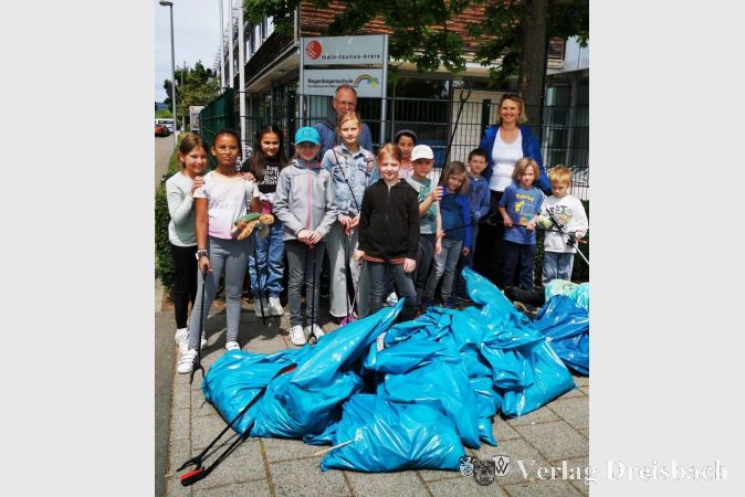 Die fleißigen Schülerinnen und Schüler mit den Ergebnissen ihrer Müllsammelaktion am vergangenen Samstag.