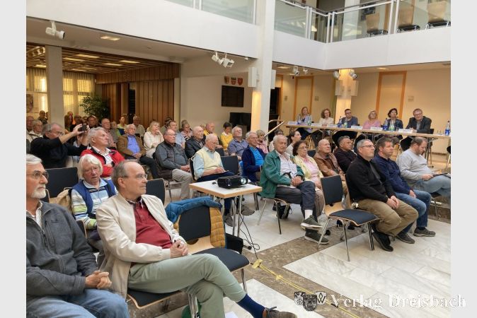 Gut besuchte Bürgerversammlung mit dem Titel „Starkregen in Kriftel – handeln statt abwarten“.