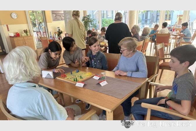 Bei „Mensch-Ärgere-Dich-Nicht“ und anderen Gesellschaftsspielen hatten die Kinder und die Senioren im Kursana Domizil viel Spaß.