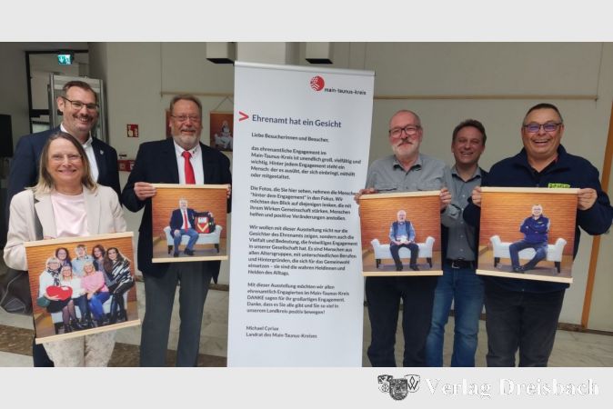 V.l.n.r.: Ute Hess, Bürgermeister Christian Seitz, Markus Schulenberg, Stephan Frisch, der Erste Beigeordnete Martin Mohr und Harald Schmitt. Die vier Ehrenamtler zeigen die Fotos, mit denen sie in der Ausstellung gezeigt werden.
