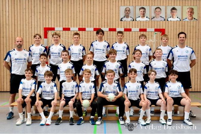 Die komplette D-Jugend der HSG Hochheim/Wicker nach der erfolgreichen Qualifikation. Obere Reihe (v.l.): Leif Klein, Wanja Heinrich, Bennet Moravek, Benno Schiffer, Cosmo Diagayété, Ben Hohlfeld, Luke Cönen. Mittlere Reihe: Trainer Jens Allendorff, Ben Malura, Tom Staab, Felix Papilion, Jona Zimmer, Theo Hartmann, Julian Kopiec, Trainer Johannes Hartmann. Sitzend: Jakob Kranz, Simon Spamer, Constantin Braun, Jakob Allendorff, Timo Kaufmann, Julius Allendorff, Noah Siegfried, Finn Wollstädter. Zusätzliche Fotos oben rechts: Gianni Jost, Philipp Jennewein, Felix Wollbeck, Paul Mumbächer.