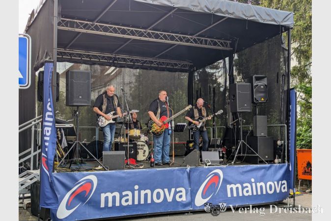 Die Old Beer Devilz rockten am Sonntagnachmittag die Bühne am Lindeneck.