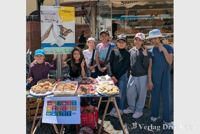 Die Spendengelder wurden über einen Kuchenstand auf dem Wochenmarkt eingenommen.