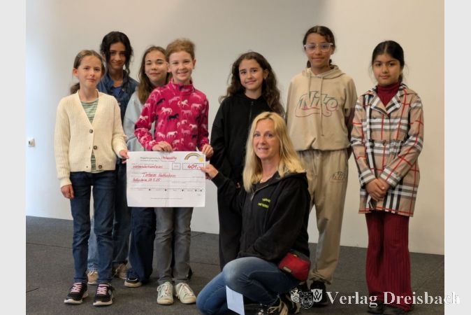 Spendenübergabe an das Tierheim: Stolz und glücklich überreichen die Kinder den symbolischen Scheck.
