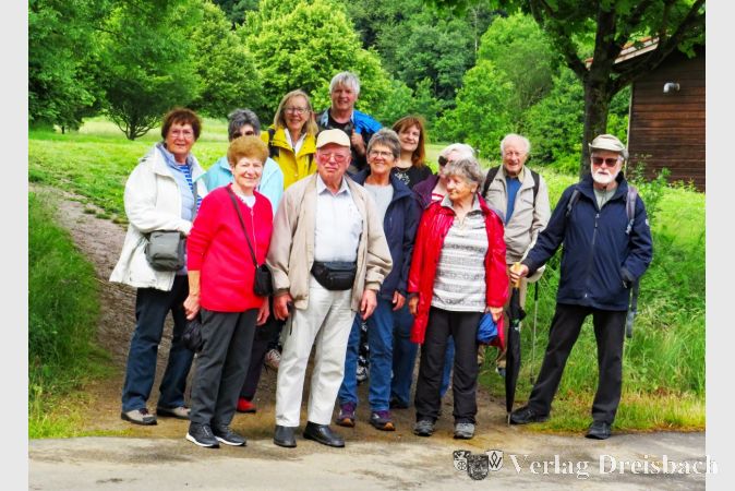 Die fröhliche Seniorenwandergruppe bei ihrem letzten Ausflug.