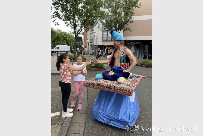 Walking Act beim Innenstadtfest: Ob der Geist in Aladdins Wunderlampe den Wunsch inzwischen erfüllt hat?