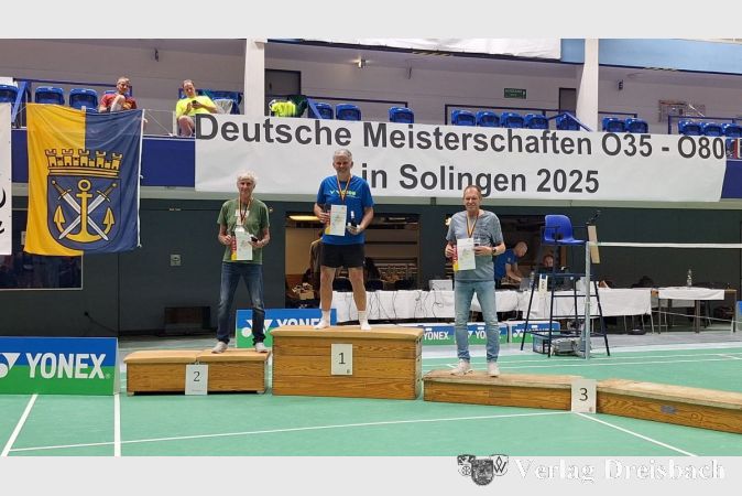 Rolf Baumgärtner als Zweitplatzierter auf dem Siegertreppchen in Solingen.