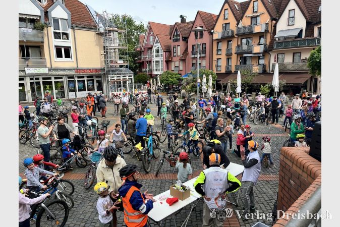 Kundgebung zur Kinder-Fahrrad-Demo im Vorjahr auf dem Hattersheimer Marktplatz. In diesem Jahr startet die Demo am Samstag, 14. Juni, um 12.30 Uhr auf der Untertorstraße.