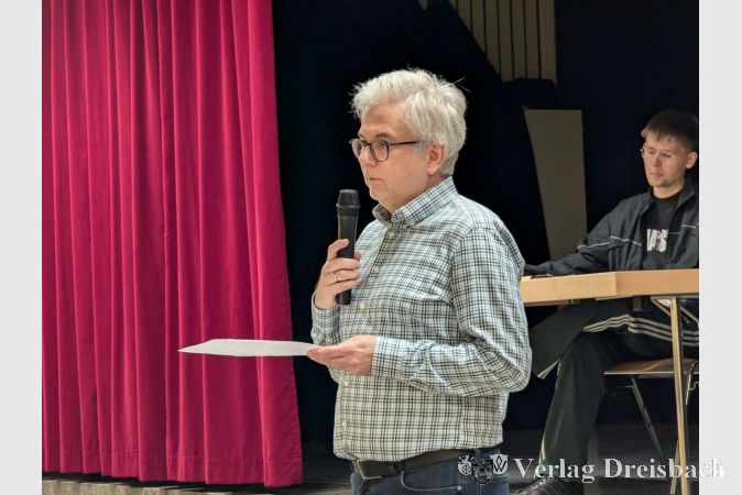 Schulleiter Dr. Dietrich Heither appellierte in seiner kurzen Rede zu Beginn der Veranstaltung an die Schülerschaft, dass diese aktiv werden soll gegen rassistische und menschenfeindliche Grundaussagen und Taten. Heither wünscht sich, dass die jungen Menschen für Mitmenschlichkeit, Nächstenliebe und Menschenwürde eintreten.