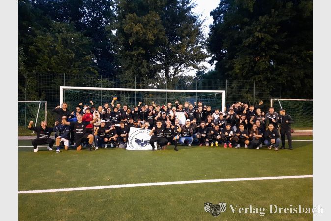 Direkt nach dem Relegationsspiel feierte der Kader der SG DJK Hattersheim den Sieg und Aufstieg.