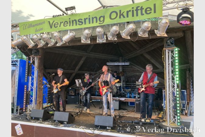 Am Sonntagnachmittag hatte die Band „Join Together“ ihren Auftritt. Von links nach rechts: Wolfgang Kunz, Beate Kunz, Jürgen Weiser (im Hintergrund am Schlagzeug), Frank Girbig und Jürgen Kilb. Das Besondere: Alle sind Okrifteler.